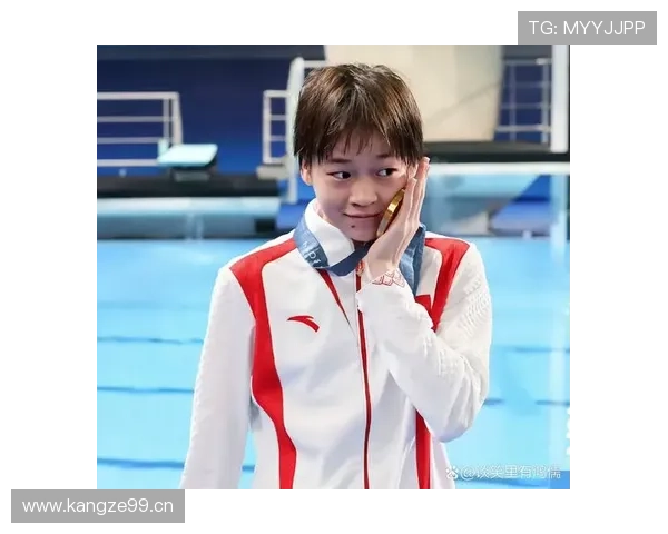 全红婵回家路上还在啃苹果，网友扒出她手机壳都磨秃了