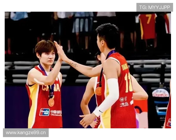 杨力维打球那架势，场上拼命，场下花光月薪果然不是盖的！