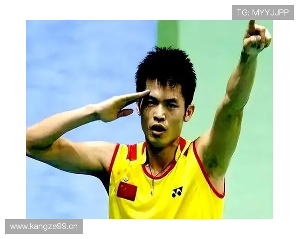 林丹睡眼朦胧去机场，拖着传闻级行李箱，反差太魔幻